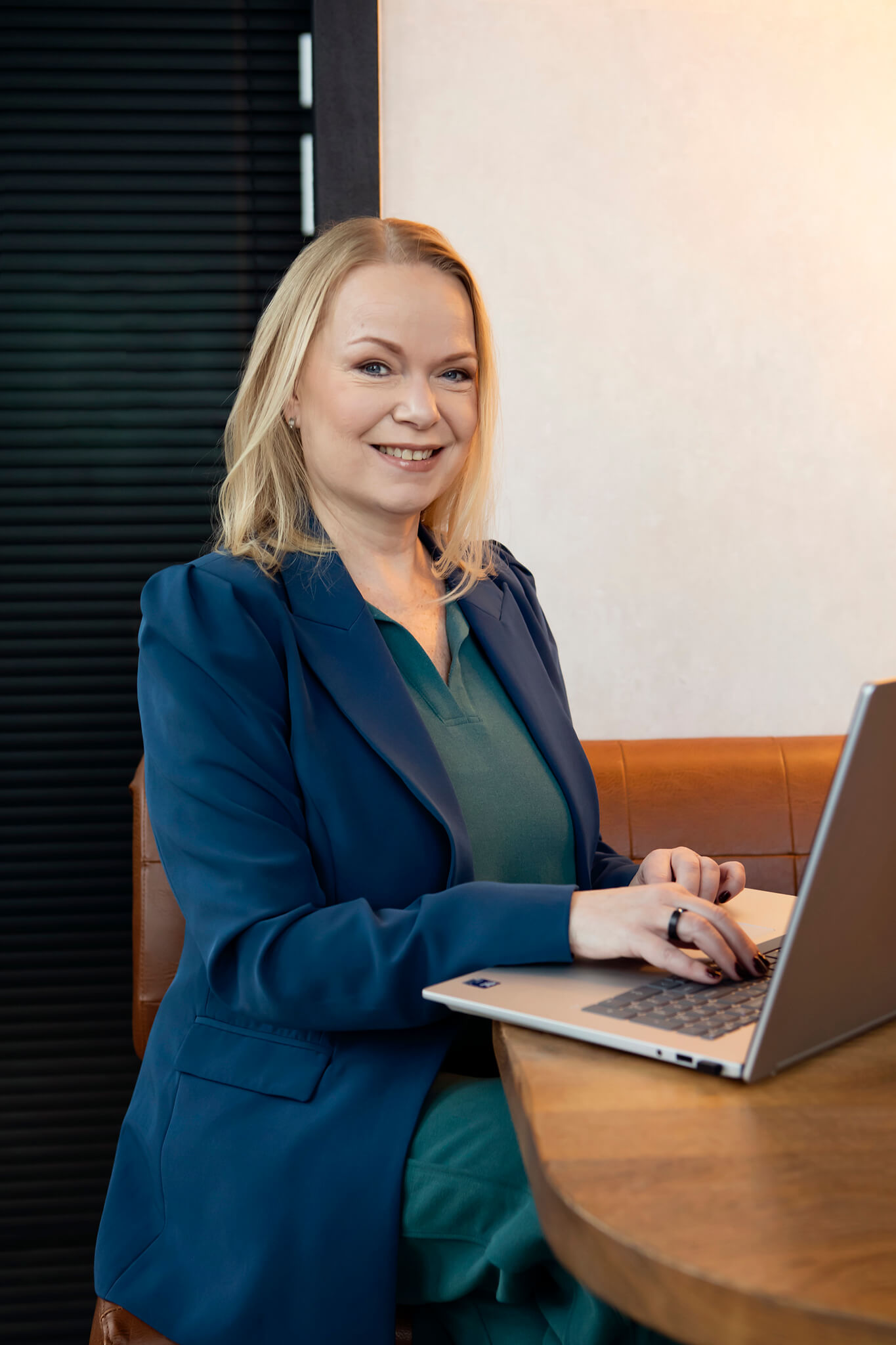 Werkplek met laptop, notitieblok en koffie